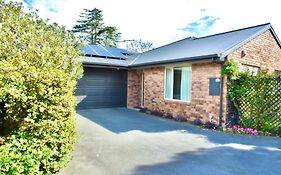Sunny Garden Retreat - 3-Br Home Near Mall, City & Airport